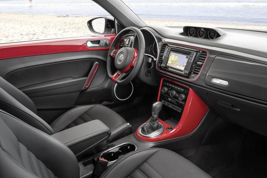 Интерьер Volkswagen Beetle R-Line 2016 года  (фото 9 из 22)